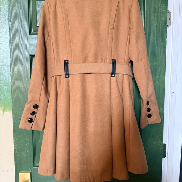 Pleated Camel Coat with Belt and Oversized Buttons - Picture 5 of 10